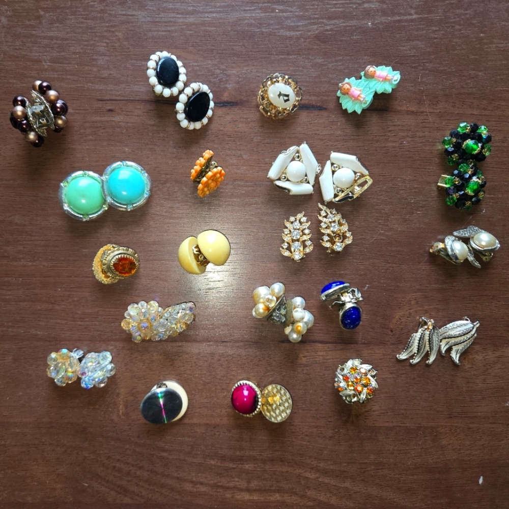 Bundle Of Assorted Vintage Clip-on Earrings - Picture 2 of 2